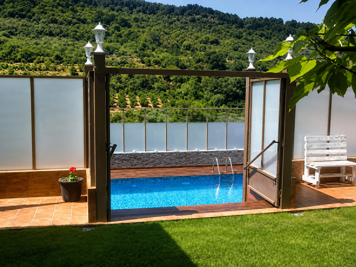 Piscina y jardín de lacasatoya